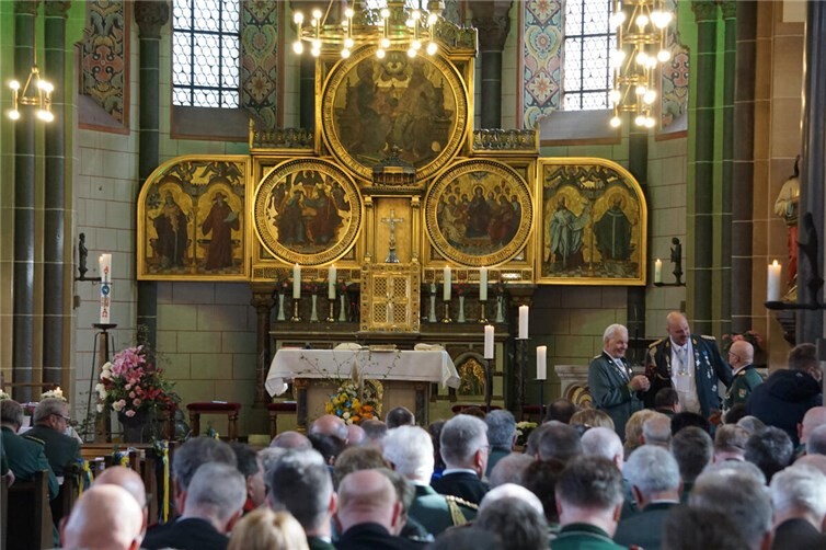 Pontifikalamt mit Investiturfeier in der Dreifaltigkeitskirche Weißenthurm