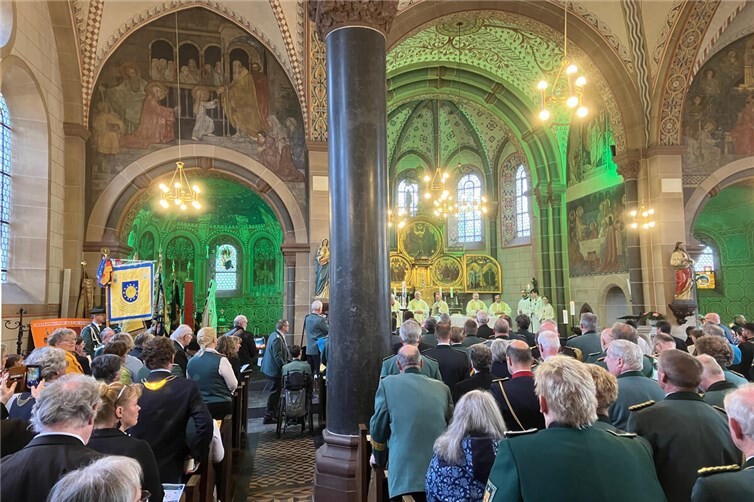 Pontifikalamt mit Investiturfeier in der Dreifaltigkeitskirche Weißenthurm