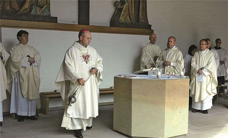 Pontifikalamt mit Weihbischof Dr. Helmut Dieser am Außenaltar der Klosterkirche.