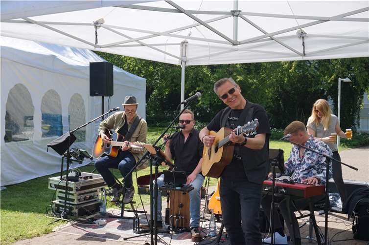 „Pop History“ - Die SWR1-Band sorgte bestens für die musikalische Unterhaltung. Fotos: HIL