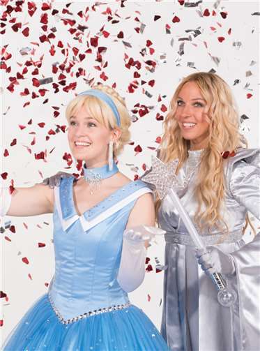 Pop-Musical mit Star-Besetzung (v.l.n.r.): Cinderella (Christina Schulz) und Star-Gast Loona als gute Fee Jolanda (Marie-José van der Kolk). OnAir Family Entertainment GmbH/Fotograf: Ulrich Schepp.