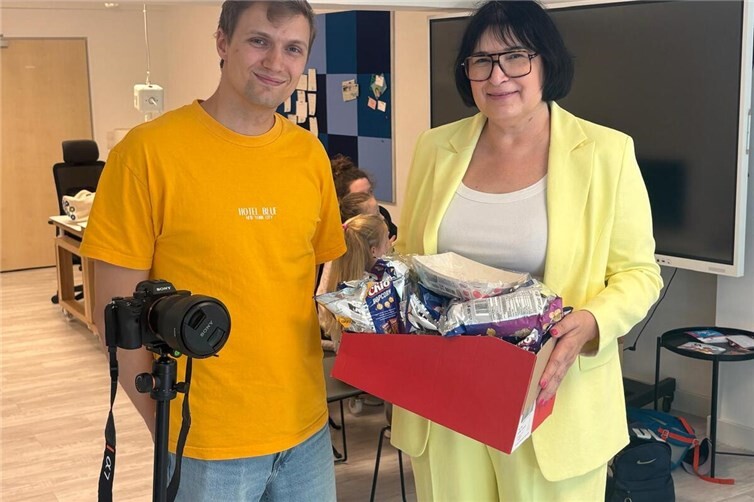 Popcorn für die Premiere: MdL Anette Moesta besuchte einen Workshop im PIKSL Labor Andernach, bei dem Kinder und Jugendliche einen eigenen Videobeitrag produzieren konnten.
