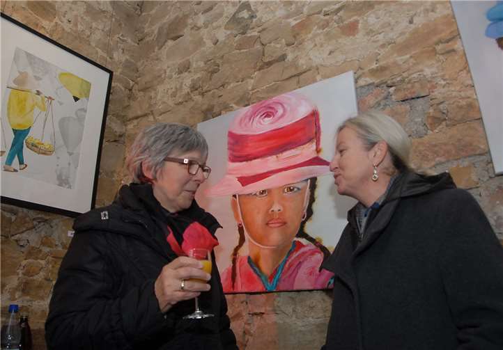 Porträtierte und Personen – Begegnung auf der Vernissage der Ausstellung „Lichtblicke“ im Dierdorfer Uhrturm. KER