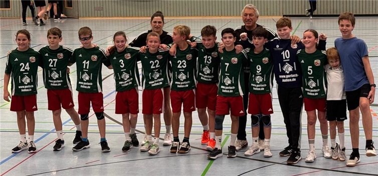 (Position/Tore): v.l. Viktoria Pung, Marcel Ising, Bastian Mokosch (1), Frida Saxler (6), Mats Roth, Trainerin Nathalie Oster, David Hoffmann, Tom Jerger, Maxim Gostiuk (7), Ben Hübinger (3), Trainer Karl – Heinz Hoffmann, Maximilian Klapthor (Tor), Emma Gerlach (5), Fan Mika Klapthor, Betreuer Florian Mokosch. Foto: privat