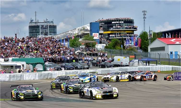 Positionskämpfe schon in der ersten Kurve nach dem Start zur 44. Auflage des ADAC Zurich 24h-Rennens 2016.BURG