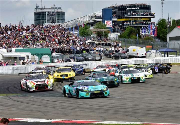 Positionskämpfe schon in der ersten Kurve nach dem Start zur 44. Auflage des ADAC Zurich 24h-Rennens 2016.