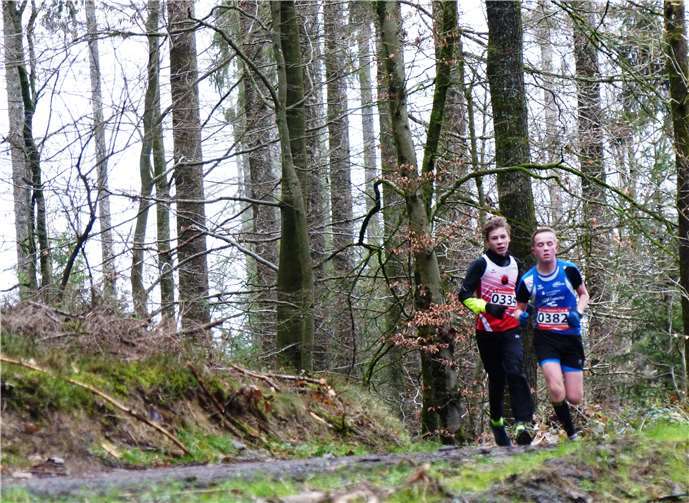 Positionskampf auf dem letzten Streckenabschnitt des 3400-Meter-Laufs, den Phil Nockelmann (links) gegen Marvin Klinkhammer (LG Vulkaneifel) für sich entscheiden konnte.Foto: privat