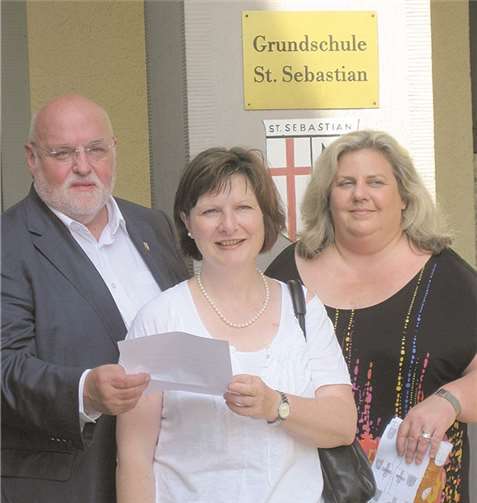 Positive Nachrichten hatte SPD-Landtagsabgeordneter Dieter Klöckner für Ortsbürgermeisterin Martina Ehrlich (r.)h und Schulleiterin Judith Oster. privat