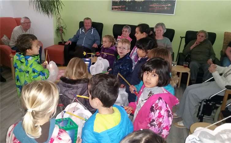 Positives Gewusel bei den Senioren: Die Kinder der Kita „Villa Regenbogen“ waren zu Besuch bei der ASB-Tagespflege. Stadt Meckenheim