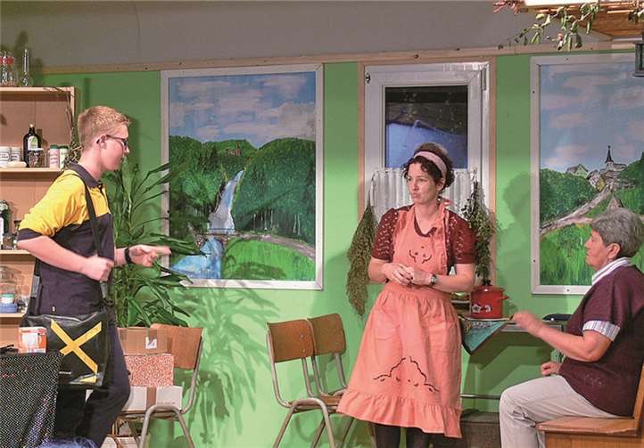 Postbote Heini hat die beiden Schwestern Veronika und Lina zur Rede, weil sie das Briefgeheimnis kurzerhand umgangen haben.