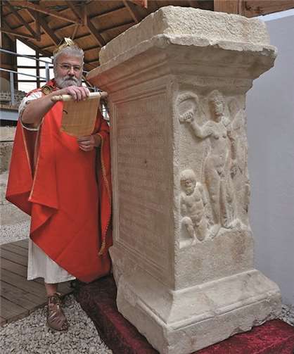 „Postumus“ führt persönlich durch die Ausstellung „Postumus - der erste rheinische Kaiser“ in der Roemervilla. Werner Mertens