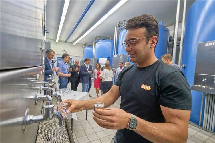 Pourya Rasti ist ein gelungenes Beispiel der Integration in den Arbeitsmarkt: Bei der evm ist er als Elektroniker für Betriebstechnik im Wasserwerk zuständig und qualifiziert sich aktuell zum Meister. Vor zehn Jahren war er aus dem Iran geflohen. Foto: Sascha Ditscher/evm