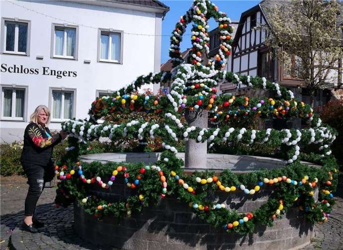 Prächtig geschmückt präsentiert sich der Engerser Osterbrunnen 2019 . Foto: privat