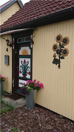 Prächtige Haustür an einem Seemannshaus.