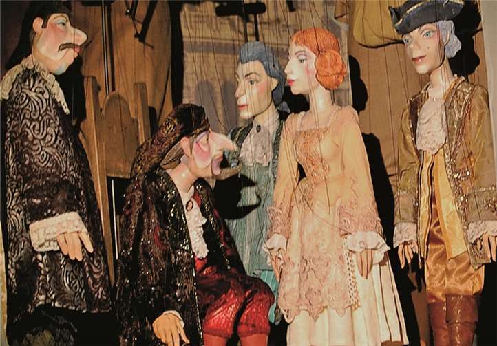Prächtige Marionetten bewegen sich unter den Händen von Johanna und Harald Sperlich vom „Hohenloher Figurentheater“. -FA-