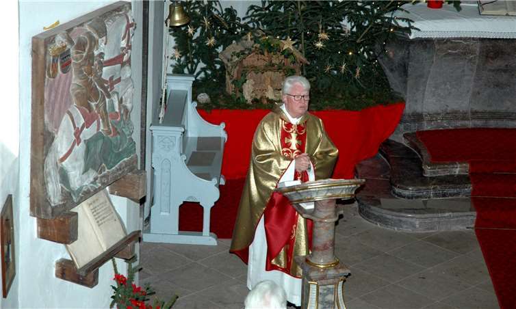 Prälat und Dompropst Werner Rössel zelebrierte die Kirmesmesse in der Kreuzberger Kapelle.-UM-