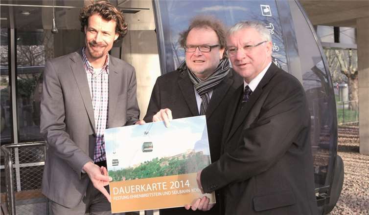 Präsentation der Dauerkarte: V.r.: Prof. Dr. Joachim Hofmann-Göttig, Oberbürgermeister der Stadt Koblenz, Thomas Metz, Generaldirektor Kulturelles Erbe, Michèl van Dun, Geschäftsführer Seilbahn Koblenz.privat