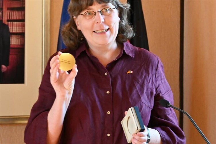 Präsentation der Medaille.