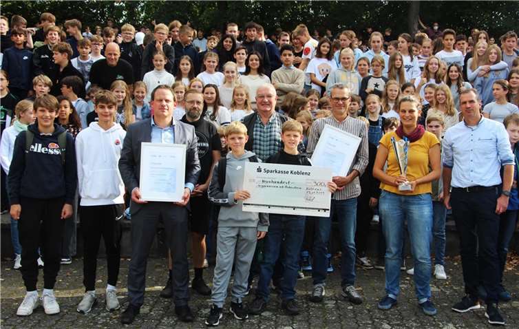 Präsentation der Preise nach der Siegerehrung. Schulleiter Bastian Staudt (3.v.li.), Vorsitzender von Klimaschutz Koblenz e.V. Uwe Hüser (Mitte), Teamcaptain Anna Grüterich (2.v.re.) und Radverkehrsbeauftragter der Stadt Koblenz Tobias Weiß-Bollin (re.) und Mitarbeiter städtisches Radverkehrsteam Ralph Emmerich (3.v.re.). Foto: Sandra Schulz-Utermöhl