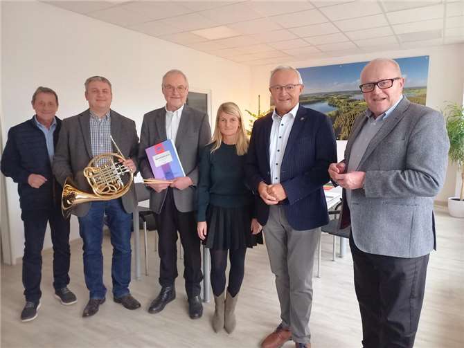 Präsentation der Westerwald-Komposition von Guido Rennert: (von links nach rechts) Landrat Achim Schwickert (Westerwaldkreis), Marc Leonardi (Kreismusikleiter Kreismusikverband Westerwald), Josef Görg-Reifenberg (Kreismusikverband Westerwald e.V.), Sandra Köster (Vorständin, Wir Westerwälder), Präsident des Landesmusikverbandes Rheinland-Pfalz Landrat Achim Hallerbach (Kreis Neuwied) und Landrat Dr. Peter Enders (Kreis Altenkirchen).  Foto: Myriam Hatzmann