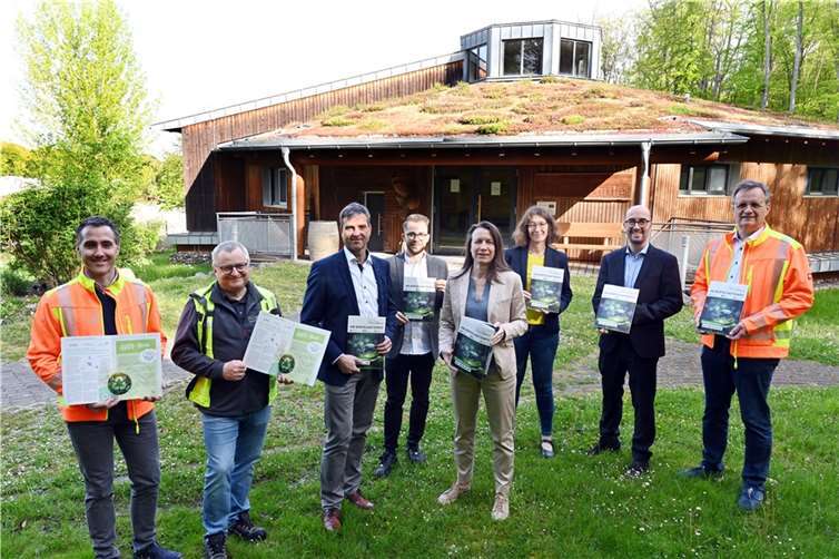 Präsentation der neuen AW-Wirtschaftsinfo an der Umweltlernschule Plus in Niederzissen. Foto: Vollrath / Kreisverwaltung Ahrweiler