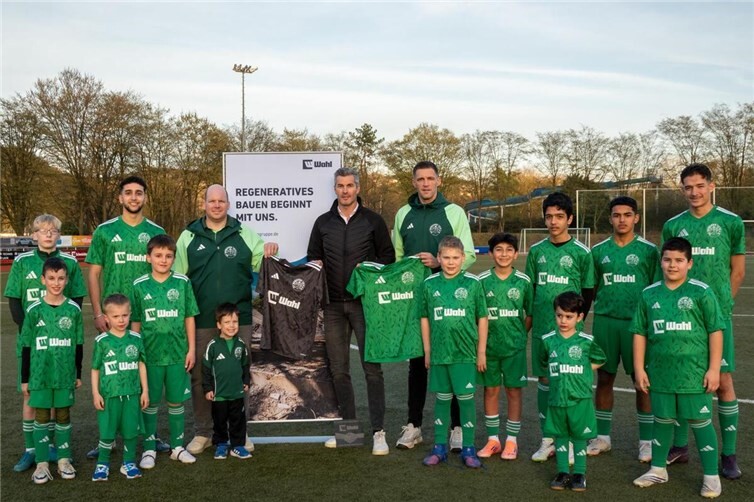 Präsentation der neuen Trikots von einer Auswahl der Jugendspieler