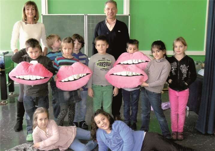 Präsentation der von Herrn Dr. Bergner gespendeten Kissen. privat