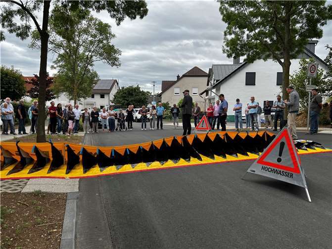 Präsentation des mobilen Hochwasserschutzsystems vor Anwohnenden in der Hirschmannstraße im Juli 2023.