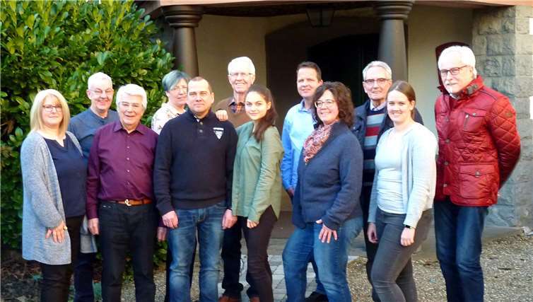 Präsentation des neu formierten Vorstands des Gesangverein Oberbieber: (v.l.) Bettina Mengert, Thomas Meurer, Hans Hartenfels, Steffi Linnig, Markus Mengert, Hansjürgen Klein, Renée Mengert, Michael (Hansa) Klein, Sabine Fleischer, Gerd Muscheid, Seline Muscheid, Walter Koch. Foto: Hans Hartenfels