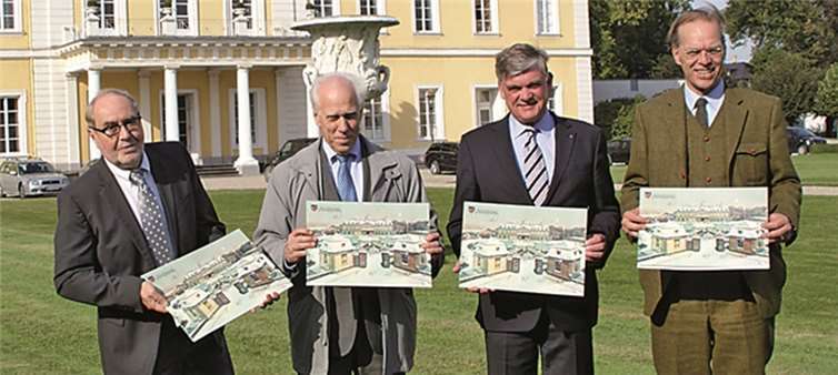 Präsentation vor der Original-Kulisse (v.r.): Carl Fürst zu Wied, Lions-Präsident Dr. Axel Bolsinger, Beigeordneter Jürgen Moritz und Lions-Öffentlichkeitsbeauftragter Uwe Schöllkopf mit dem neuen Benefiz-Adventskalender, der ab 19. Oktober auf dem Neuwieder Herbstmarkt angeboten wird.privat