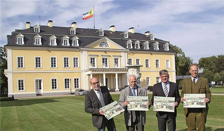 Präsentation vor der Original-Kulisse (v.r.n.l.): Carl Fürst zu Wied, Lions-Präsident Dr. Axel Bolsinger, Beigeordneter Jürgen Moritz und Lions-Öffentlichkeitsbeauftragter Uwe Schöllkopf mit dem neuen Benefiz-Adventskalender, der ab dem 19. Oktober auf dem Neuwieder Herbstmarkt angeboten wird.privat