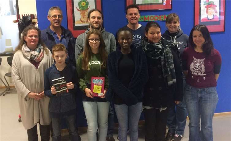 Präsente für die Sieger: Frau Mostert (v.l.), Vorsitzender des Fördervereins Herr Lindner, Conor Djelassi,Herr Silkes, Olivia Blaszkow, Katherine Amegnikpo, Herr Kirstätter, Jenna El-Battahi, Frau Schlange und Frau Falschlunger. privat