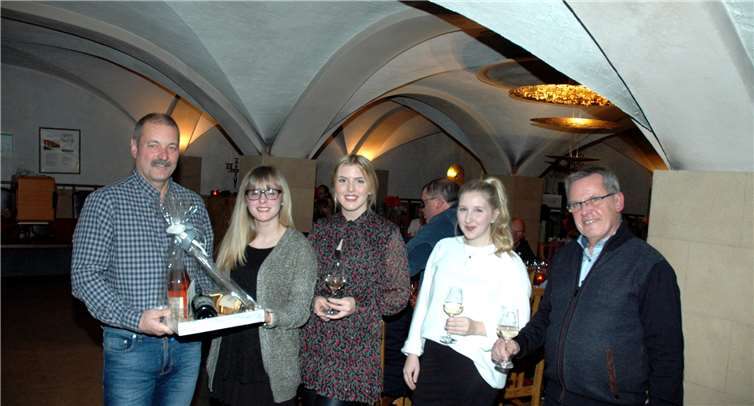 Präsente für die Weinmajestäten 2016/2017 v.li. 1. Beigeordneter OrtsgemeindeMayschoß Hartwig Baltes, Weinkönigin Nina Schall, Weinprinzessinnen Emely Bäcker,Sophie Sermann, Vorsitzender Verkehrsverein Rudolf Mies. Fotos: -UM-