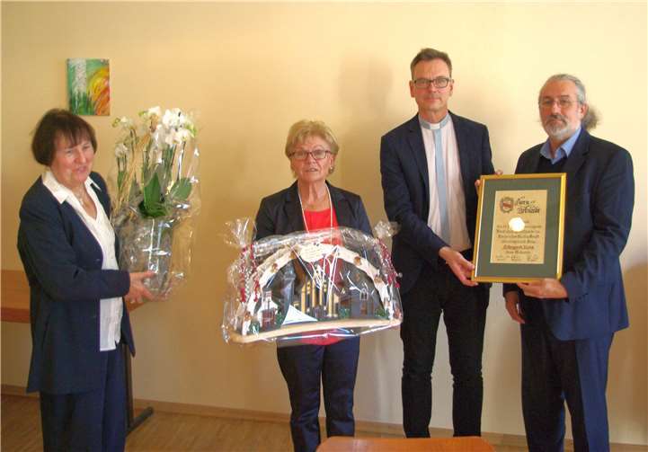 Präsente für die scheidende Vorsitzende v.li.: Maria Breil, Hildegard Reis, Pfarrer Norbert Missong und Gerhard Schlich.
