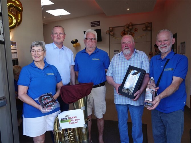 Präsente und vor allem Anerkennung zu 50 Jahren Musikfreunde Lantershofen, von links die Vorsitzende Johanna Schmidt, Bürgermeister Achim Juchem, die Gründungsmitglieder Manfred Sebastian und Heinz Bach sowie der 2. Vorsitzende Johannes Dengg.  Foto: DU