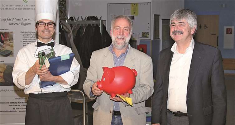 Präsente werden überreicht (v.li.): Herr Schlich (Küchenchef), Dr. Marmann (Geschäftsführer) und Kalle Grundmann. privat