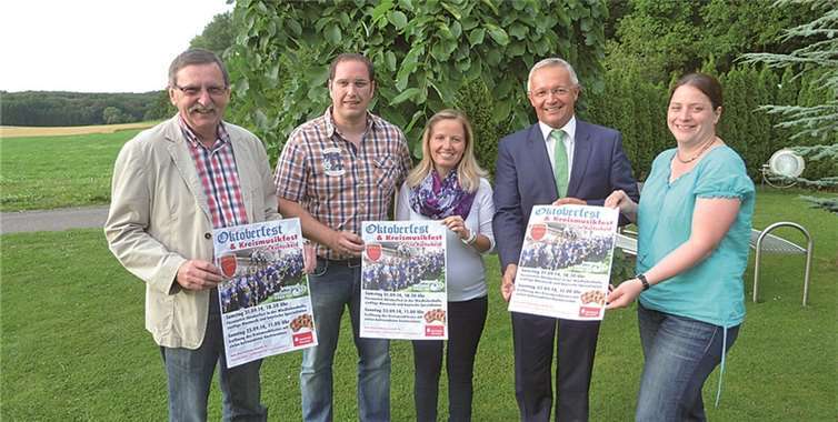 Präsentieren Programm und Plakat für das 25. Kreismusikfest im Landkreis Neuwied in Kurtscheid: Vorsitzender Ferdi Wittlich, stellvertretender Vorsitzender des Kreismusikverbandes Andreas Dasbach, Geschäftsführerin Verena Rams, Kreisvorsitzender Achim Hallerbach und Melanie Gödtner, Geschäftsführerin des Kreismusikverbandes (v.l.n.r.).privat