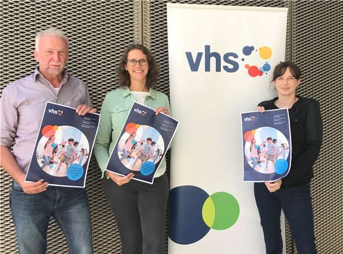 Präsentieren das Fortbildungsprogramm 2022 der Kreisvolkshochschulen für pädagogische Fachkräfte: v.li. Bernd Kohnen (kvhs AItenkirchen), Simone Kirst (kvhs Neuwied) und Alexandra Tschesche (kvhs Westerwaldkreis).Quelle: kvhs Neuwied