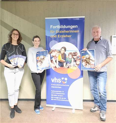 Präsentieren das Fortbildungsprogramm 2023 der Kreisvolkshochschulen für pädagogische Fachkräfte (von links): Simone Kirst (kvhs Neuwied), Alexandra Tschesche (kvhs Westerwaldkreis) und Bernd Kohnen (kvhs AItenkirchen). Quelle: KreisVolkshochschule Neuwied e.V.