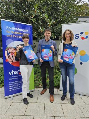 Präsentieren das Fortbildungsprogramm 2025 der Kreisvolkshochschulen für pädagogische Fachkräfte (von links): Alexandra Tschesche (kvhs Westerwaldkreis), Holger Telke (kvhs Altenkirchen) und Simone Kirst (kvhs Neuwied). Foto: privat