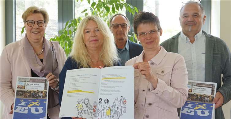 Präsentieren das Informationsheft zur Europawahl: Petra Kalkbrenner (v.li.), Monika Henk, Filibert Bong, Silke Adamek und Peter Schumacher vom Verein Leben mit Autismus. Foto: Gemeinde Swisttal