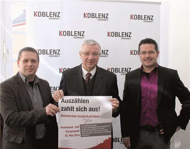Präsentieren das Plakat zur Kampagne (v.l.) Dirk Urmersbach, stellv. Wahlleiter, OB Prof. Dr. Joachim Hofmann-Göttig und Stephan Knörr, Wahlabteilung. privat