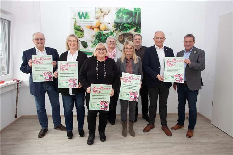 Präsentieren das Programm der 1. Wir Westerwälder LandFrauen-Messe in Puderbach (v.l.n.r.): Dr. Peter Enders (Landrat Kreis Altenkirchen), Katja Milad (Vorsitzende LandFrauenverband Neuwied), Gudrun Franz-Greis (Vorsitzende LandFrauenverband Westerwald), Heike Kuchhäuser (stellvertretende Vorsitzende LandFrauenverband Frischer Wind e.V. Altenkirchen), Sandra Köster (Wir Westerwälder), Jörg Hohenadl (Naturgenuss Partner/Wifö Kreis Neuwied), Achim Hallerbach (Landrat Kreis Neuwied) und Achim Schwickert (Landrat Westerwaldkreis).  Foto: Wir Westerwälder