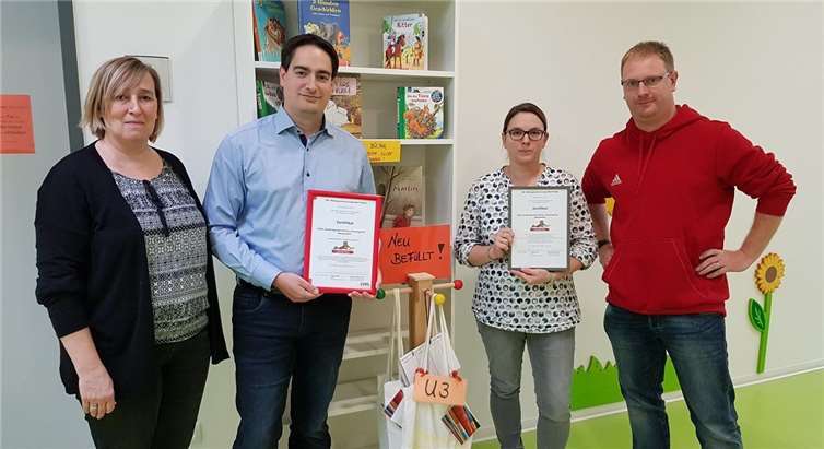 Präsentieren das erneuerte Zertifikat als „Literaturkita NRW“, von links, Jaqueline Fischer-Leach, stellvertretende Leitung der Kita Sonnengarten, Alexander Späth, Elternbeiratsvorsitzender der Kita Sonnengarten, Kerstin Eleftheriadis von der Jugendhilfe der Stadt Meckenheim und Michael Ponath, Leiter der Kita Sonnengarten. Stadt Meckenheim