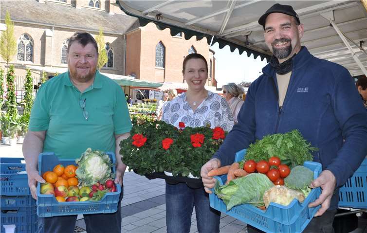 Präsentieren das frühlingshafte Angebot auf dem Meckenheimer Wochenmarkt, von links: Marktmeister Jörg Begerow, Sonja Crämer von der Wirtschaftsförderung der Stadt Meckenheim und Helmut Kutz (Obst- und Gemüsehändler).Quelle: Stadt Meckenheim