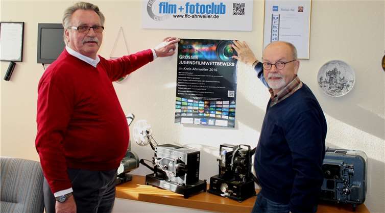 Präsentieren das offizielle Plakat zum Jugendfilmwettbewerb 2016 im Kreis Ahrweiler: Norbert Natschke (links) und FFC-Vorsitzender Rainer Urbanke. Foto: DU