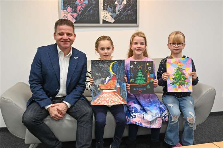 Präsentieren dem Bürgermeister Holger Jung ihre Gemälde, von links: Inessa Schenkel, Kira Rudolf und Carolin Brüggemann. Foto: Stadt Meckenheim