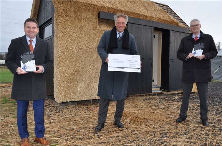 Erster Platz beim NRW.BANK.Ideenwettbewerb Präsentieren den ersten Preis im Unternehmerpark Kottenforst, von links: Holger Jung, Bürgermeister der Stadt Meckenheim, Dirk Vianden, Geschäftsführer des bio innovation park Rheinland e.V., und Ludger Banken, Bürgermeister der Stadt Rheinbach.Foto: Stadt Meckenheim