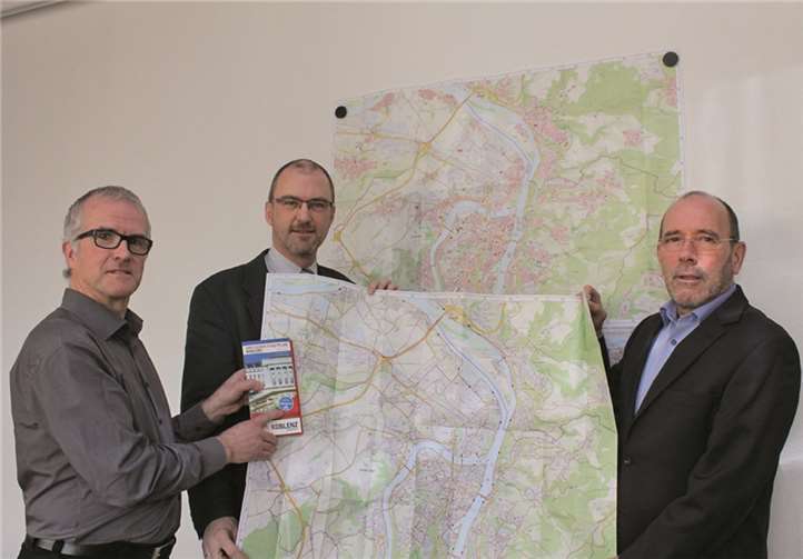 Präsentieren den neuen Amtlichen Stadtplan: Peter Gorius (Radverkehrsbeauftragter der Stadt Koblenz), Michael Heisser (Leiter des Amtes für Stadtvermessung und Bodenmanagement) und Baudezernent Martin Prümm.privat