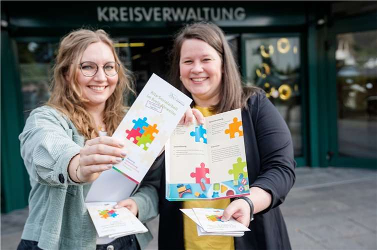 Präsentieren den neuen Flyer „Kita-Sozialarbeit im Kreis Ahrweiler“: Laura Beiling (l.) und Maike Franzmann. Foto: Bernhard Risse/Kreisverwaltung Ahrweiler